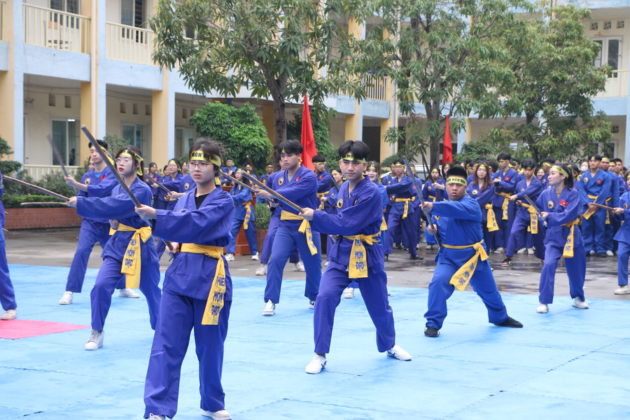 Tiết mục biểu diễn võ thuật của các em học sinh nhà trường. Tiết mục biểu diễn võ thuật của các em học sinh nhà trường.