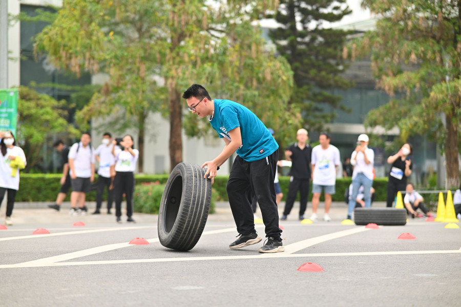 Các em cùng nhau vượt qua thử thách ở trò chơi phối hợp lăn lốp xe và bò thấp qua rào. Các em cùng nhau vượt qua thử thách ở trò chơi phối hợp lăn lốp xe và bò thấp qua rào.