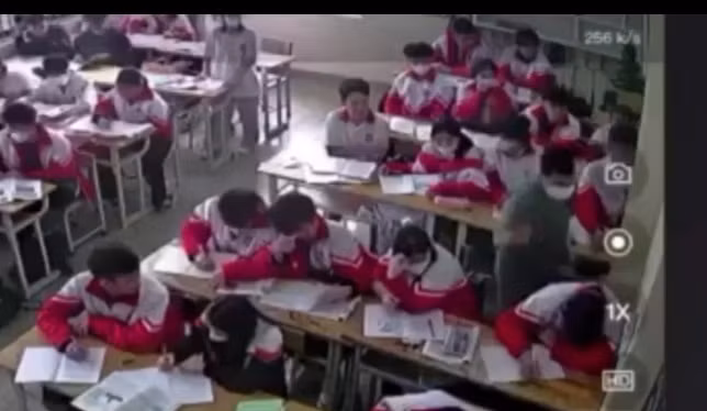 Hình ảnh thầy giáo liên tiếp đánh vào đầu học sinh trong giờ học. (Ảnh: Cắt từ clip).