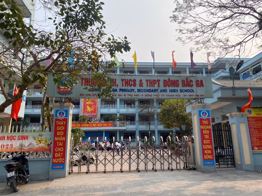 Trường liên cấp Tiểu học, Trung học Cơ sở và Trung học Phổ thông Đông Bắc Ga - nơi xảy ra sự việc. (Ảnh: NT).