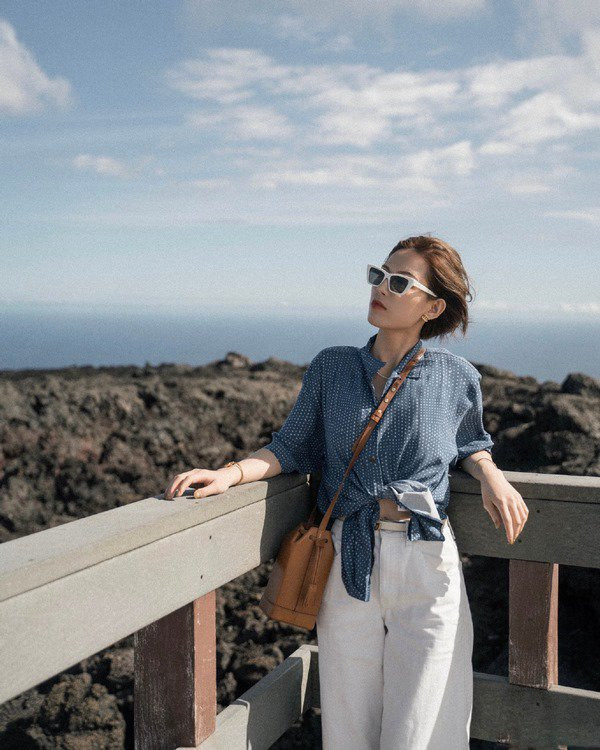 Các cách diện áo sơ mi khiến chị em cực cuốn hút trong mắt đồng nghiệp ảnh 18 Đổi gió” cách diện áo sơ mi, chị em có ngay vẻ ngoài cực cuốn hút trong mắt đồng nghiệp-18