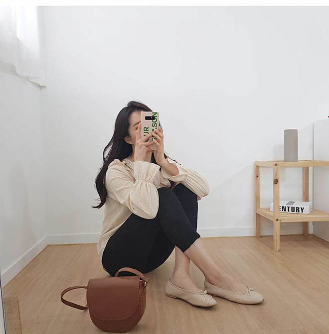 Các cách diện áo sơ mi khiến chị em cực cuốn hút trong mắt đồng nghiệp ảnh 11 Đổi gió” cách diện áo sơ mi, chị em có ngay vẻ ngoài cực cuốn hút trong mắt đồng nghiệp-11