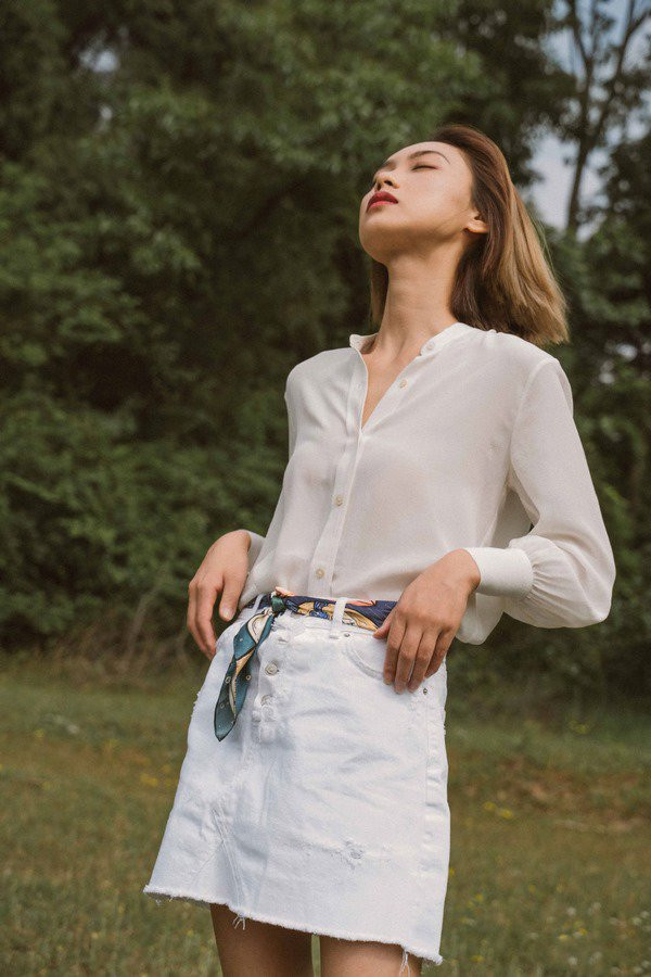 Các cách diện áo sơ mi khiến chị em cực cuốn hút trong mắt đồng nghiệp ảnh 4 Đổi gió” cách diện áo sơ mi, chị em có ngay vẻ ngoài cực cuốn hút trong mắt đồng nghiệp-4