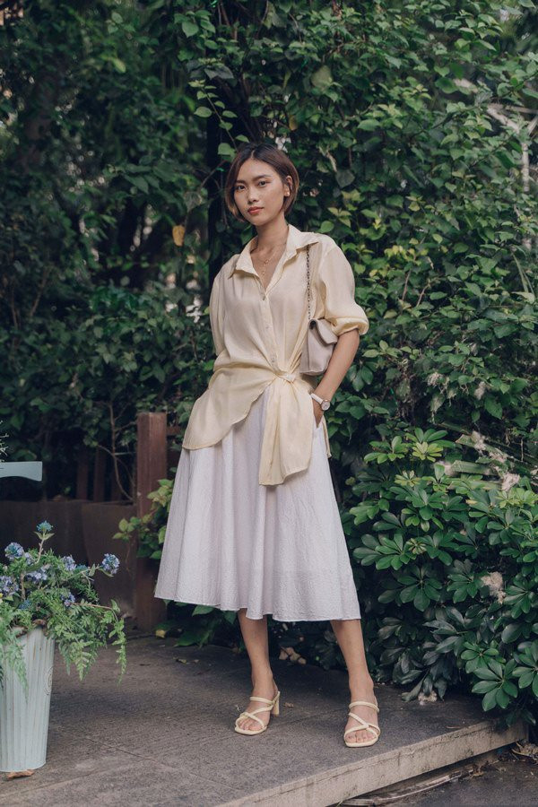 Các cách diện áo sơ mi khiến chị em cực cuốn hút trong mắt đồng nghiệp ảnh 9 Đổi gió” cách diện áo sơ mi, chị em có ngay vẻ ngoài cực cuốn hút trong mắt đồng nghiệp-9