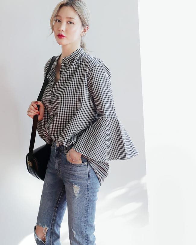 Các cách diện áo sơ mi khiến chị em cực cuốn hút trong mắt đồng nghiệp ảnh 10 Đổi gió” cách diện áo sơ mi, chị em có ngay vẻ ngoài cực cuốn hút trong mắt đồng nghiệp-10