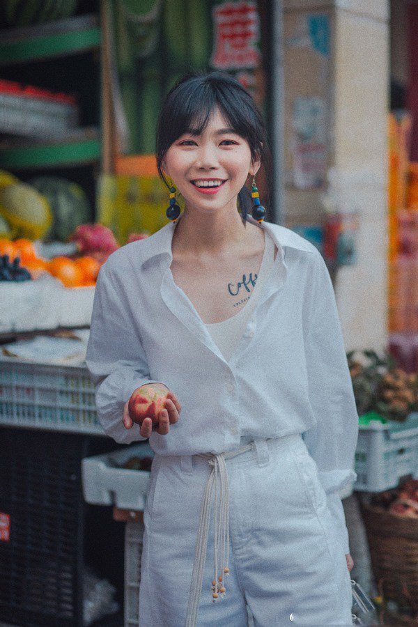 Các cách diện áo sơ mi khiến chị em cực cuốn hút trong mắt đồng nghiệp ảnh 5 Đổi gió” cách diện áo sơ mi, chị em có ngay vẻ ngoài cực cuốn hút trong mắt đồng nghiệp-5