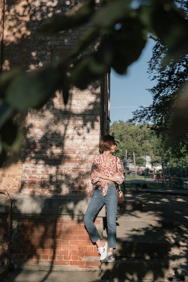 Các cách diện áo sơ mi khiến chị em cực cuốn hút trong mắt đồng nghiệp ảnh 14 Đổi gió” cách diện áo sơ mi, chị em có ngay vẻ ngoài cực cuốn hút trong mắt đồng nghiệp-14