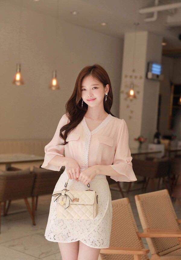 Các cách diện áo sơ mi khiến chị em cực cuốn hút trong mắt đồng nghiệp ảnh 12 Đổi gió” cách diện áo sơ mi, chị em có ngay vẻ ngoài cực cuốn hút trong mắt đồng nghiệp-12