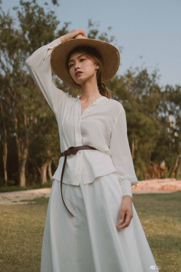 Các cách diện áo sơ mi khiến chị em cực cuốn hút trong mắt đồng nghiệp ảnh 6 Đổi gió” cách diện áo sơ mi, chị em có ngay vẻ ngoài cực cuốn hút trong mắt đồng nghiệp-6