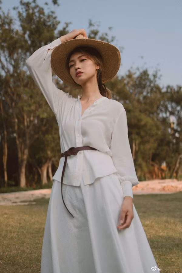 Đổi gió” cách diện áo sơ mi, chị em có ngay vẻ ngoài cực cuốn hút trong mắt đồng nghiệp-6