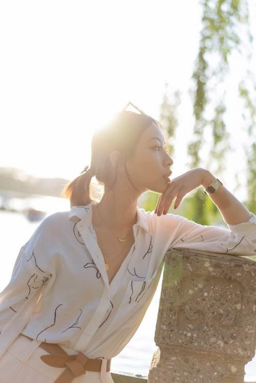 Các cách diện áo sơ mi khiến chị em cực cuốn hút trong mắt đồng nghiệp ảnh 1 Đổi gió” cách diện áo sơ mi, chị em có ngay vẻ ngoài cực cuốn hút trong mắt đồng nghiệp-1