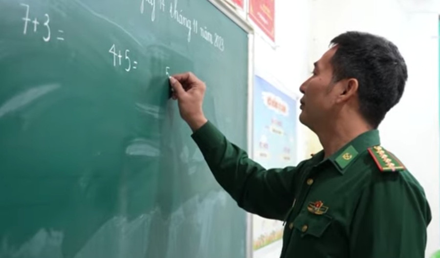 Đại úy Đào Nguyên Túc lên lớp sau khi kết thúc công việc tại đồn. (Ảnh:NT) Đại úy Đào Nguyên Túc lên lớp sau khi kết thúc công việc tại đồn. (Ảnh:NT)