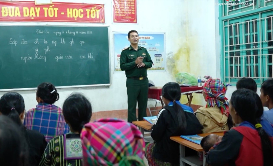 Thầy giáo "quân hàm xanh" ngoài dạy chữ còn chia sẻ về chính sách pháp luật của Đảng, Nhà nước. (Ảnh: NT) Thầy giáo "quân hàm xanh" ngoài dạy chữ còn chia sẻ về chính sách pháp luật của Đảng, Nhà nước. (Ảnh: NT)
