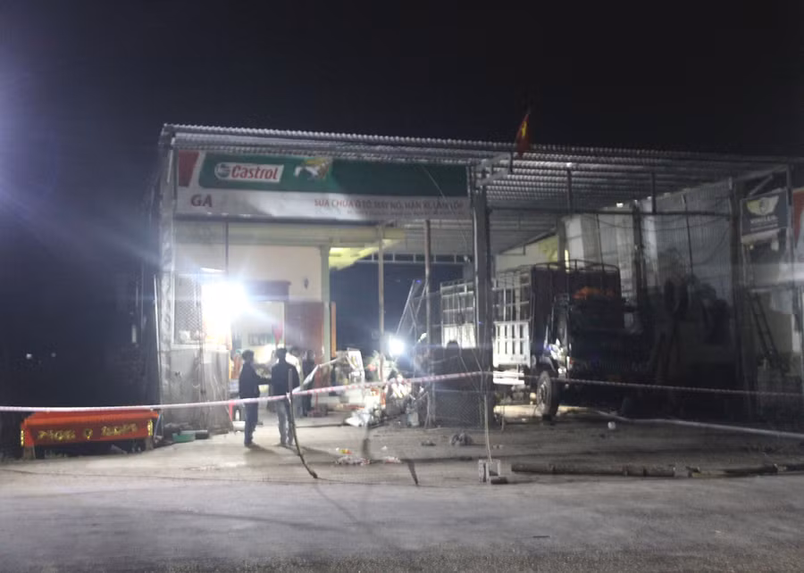 Gara ô tô Lê Hiển nơi xảy ra vụ nổ. Ảnh: VH.