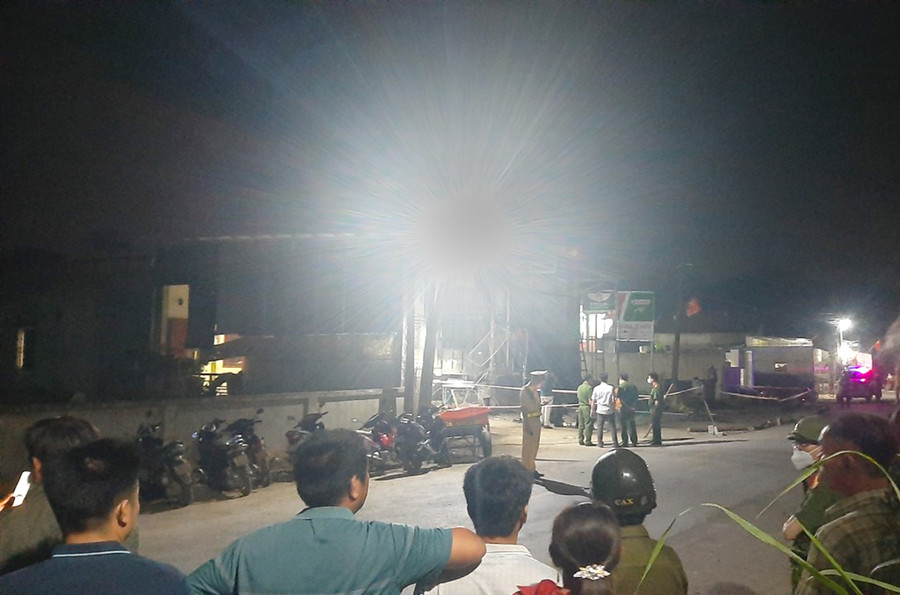 Lực lượng chức năng phong tỏa hiện trường, điều tra nguyên nhân. Ảnh: VH. Lực lượng chức năng phong tỏa hiện trường, điều tra nguyên nhân. Ảnh: VH.