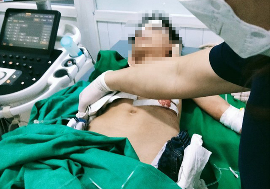 Cháu Hồ Trọng Đ. được cấp cứu tại bệnh viện. Ảnh: NH. Cháu Hồ Trọng Đ. được cấp cứu tại bệnh viện. Ảnh: NH.