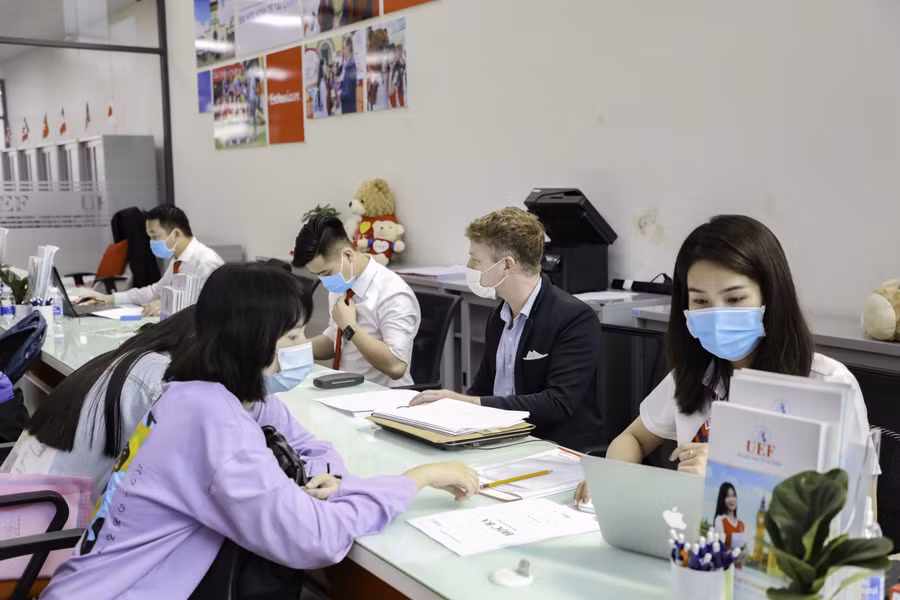 Thí sinh nộp hồ sơ theo hình thức xét tuyển học bạ vào Trường ĐH Kinh tế- Tài chính TPHCM.