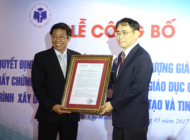 PGS.TS Nguyễn Hội Nghĩa (Phó Giám đốc ĐH Quốc gia TPHCM, phải) trao giấy chứng nhận kiểm định chất lượng cấp cơ sở giáo dục cho PGS.TS Nguyễn Xuân Hoàn (Phó Hiệu trưởng HUFI) PGS.TS Nguyễn Hội Nghĩa (Phó Giám đốc ĐH Quốc gia TPHCM, phải) trao giấy chứng nhận kiểm định chất lượng cấp cơ sở giáo dục cho PGS.TS Nguyễn Xuân Hoàn (Phó Hiệu trưởng HUFI)