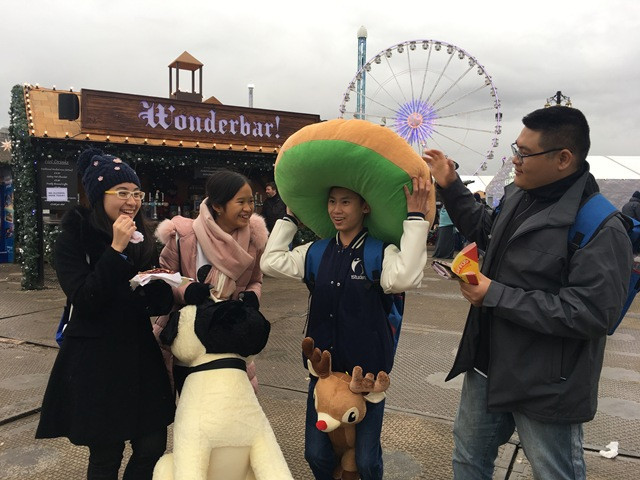 Học sinh NHG tham quan và vui chơi cùng bạn bè quốc tế tại công viên London Hyde Park Winter Wonderland (Anh) trong chuyến du học của mình