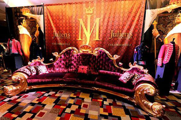 Cận cảnh chiếc ghế 2,7 tỷ dát vàng của ông hoàng nhạc pop Michael Jackson ảnh 15 ngam chiéc ghé 2,7 tỷ dát vàng cục sang cua ong hoang nhac pop michael jackson - 15