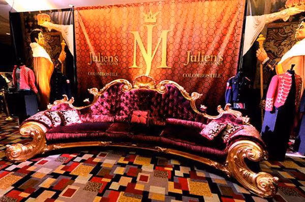 Cận cảnh chiếc ghế 2,7 tỷ dát vàng của ông hoàng nhạc pop Michael Jackson ảnh 15 ngam chiéc ghé 2,7 tỷ dát vàng cục sang cua ong hoang nhac pop michael jackson - 15