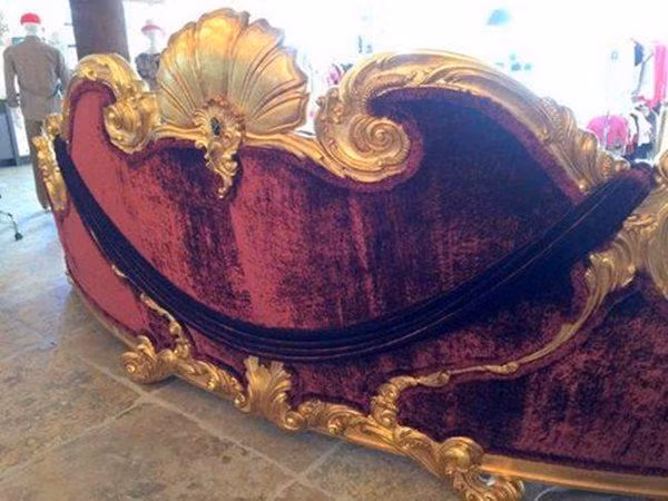 Cận cảnh chiếc ghế 2,7 tỷ dát vàng của ông hoàng nhạc pop Michael Jackson ảnh 14 ngam chiéc ghé 2,7 tỷ dát vàng cục sang cua ong hoang nhac pop michael jackson - 14