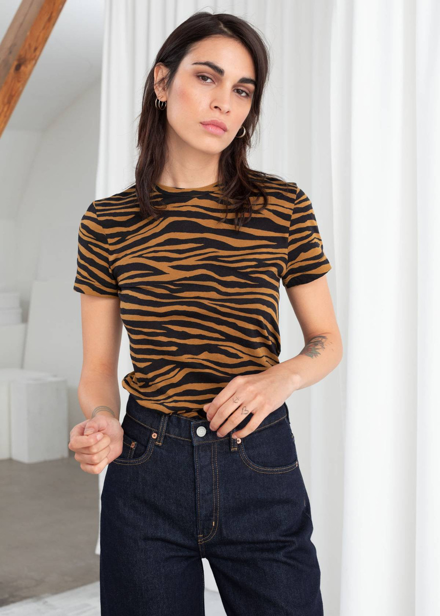 4 bí kíp “dễ như ăn kẹo” giúp chị em nâng tầm trang phục quần jeans áo phông ảnh 4 4 bí kíp “dễ như ăn kẹo” giúp chị em nâng tầm trang phục quần jeans áo phông ảnh 4
