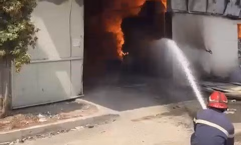 Cảnh sát dập lửa.