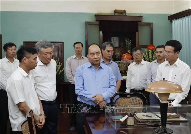 Thủ tướng dâng hương tưởng niệm Bác Hồ trong Khu Di tích Phủ Chủ tịch ảnh 3 Chú thích ảnh