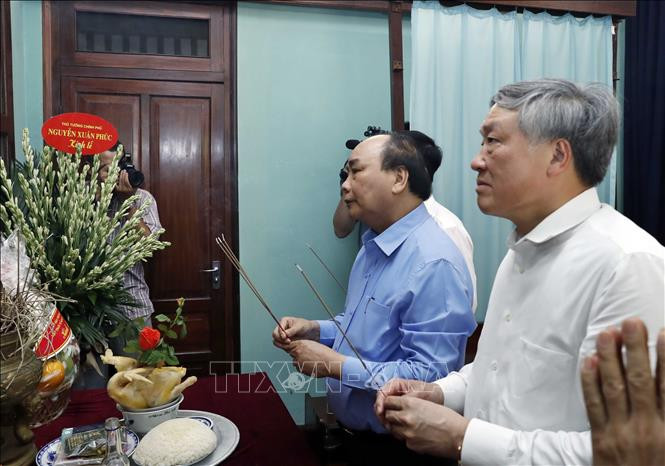 Thủ tướng dâng hương tưởng niệm Bác Hồ trong Khu Di tích Phủ Chủ tịch ảnh 2 Chú thích ảnh