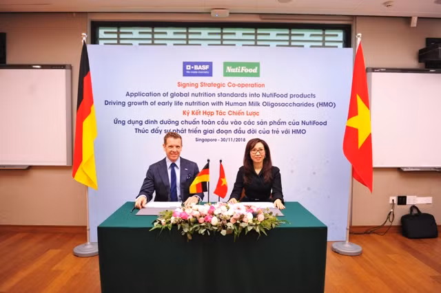 Đại diện công ty NutiFood ký kết với đại diện của Tập đoàn BASF Khu vực Đông Nam Á 