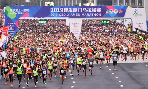 Phong trào chạy bộ ở Trung Quốc đang phát triển rất mạnh trong tám năm qua, nhưng cũng kéo theo nhiều mặt trái.