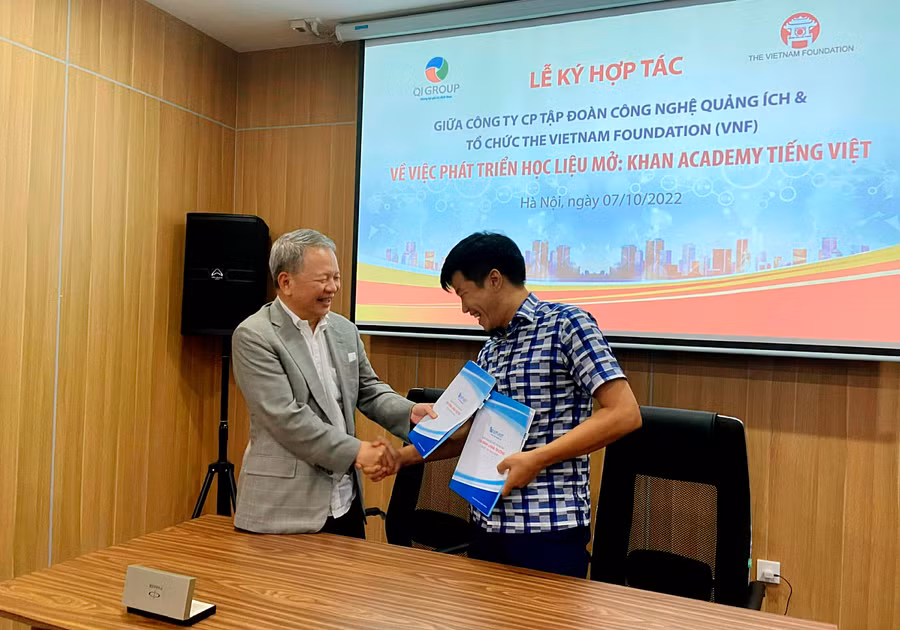 Đại diện VNF - Ông Phạm Đức Trung Kiên và đại diện QIG - Ông Phạm Duy Tuyển ký kết "Biên bản ghi nhớ gia nhập liên minh KAVA"