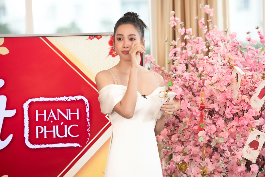 Nàng hậu Tiểu Vy thực hiện dự án mang tên “Tết hạnh phúc - hoa hậu Tiểu Vy cùng những chuyến xe về miền Trung” d Nàng hậu Tiểu Vy thực hiện dự án mang tên “Tết hạnh phúc - hoa hậu Tiểu Vy cùng những chuyến xe về miền Trung” d