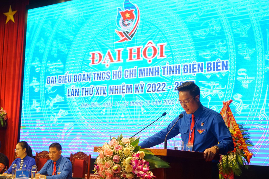 Anh Đặng Thành Huy (bên phải) - Bí thư Tỉnh đoàn Điện Biên Anh Đặng Thành Huy (bên phải) - Bí thư Tỉnh đoàn Điện Biên