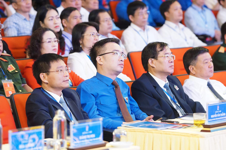 Ông Nguyễn Văn Thắng (ngoài cùng bên trái) - Bí thư Tỉnh ủy Điện Biên. Ông Nguyễn Văn Thắng (ngoài cùng bên trái) - Bí thư Tỉnh ủy Điện Biên.