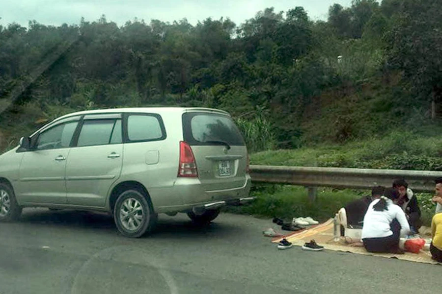 Thêm trường hợp trải chiếu mở tiệc ở cao tốc Nội Bài - Lào Cai