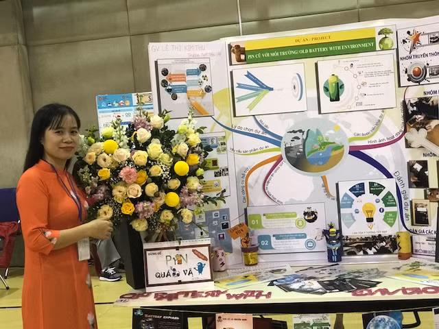 Cô giáo Lê Kim Thu bên dự án pin cũ với môi trường