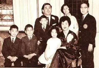 Vợ chồng bàHesung Chun Koh và các con khi còn nhỏ. Ảnh: Henan Bannei.