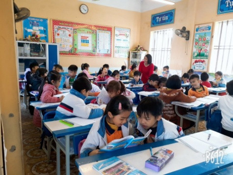 Học sinh trao đổi trong giờ học tiếng Anh