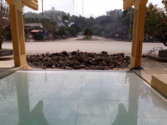 Lạng Sơn: Chỉnh trang ga quốc tế Đồng Đăng trước Hội nghị thượng đỉnh Mỹ - Triều ảnh 5 Hòn non bộ trước cửa ga bị phá, tạo thông thoáng - Ảnh: Duy Chiến