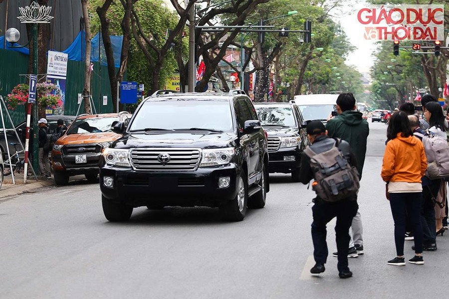 Đoàn xe chở nhân viên an ninh và báo chí của Triều Tiên đang di chuyền từ Nội Bài về trung tâm Hà Nội. Đoàn xe chở nhân viên an ninh và báo chí của Triều Tiên đang di chuyền từ Nội Bài về trung tâm Hà Nội.