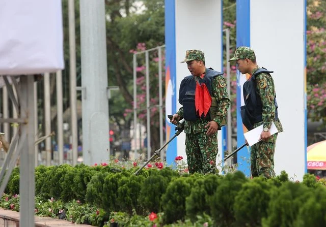 Lực lượng rà phá bom mìn thuộc Bộ Tư lệnh Binh chủng Công binh kiểm tra địa điểm diễn ra các hoạt động của Hội nghị thượng đỉnh Mỹ - Triều Tiên lần thứ hai. 