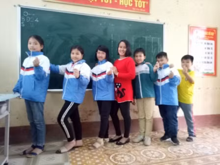 Cô giáo Nguyễn Thị Cúc cùng học sinh trong giờ học tiếng Anh.