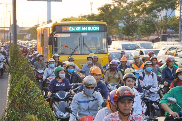 Chuyên gia quan ngại việc TPHCM cấm xe máy từ 2030 - Ảnh 2.