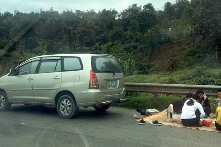 Thêm trường hợp trải chiếu mở tiệc ở cao tốc Nội Bài - Lào Cai