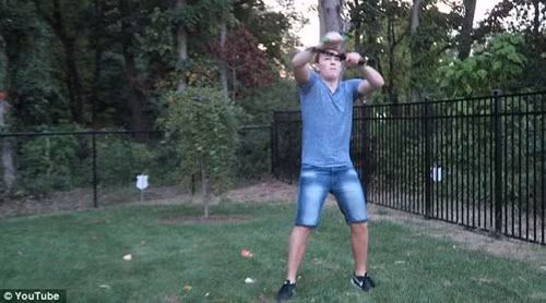 Múa kiếm tái hiện game chém hoa quả, trai trẻ đứt gân tay - ảnh 2