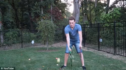 Múa kiếm tái hiện game chém hoa quả, trai trẻ đứt gân tay - ảnh 3