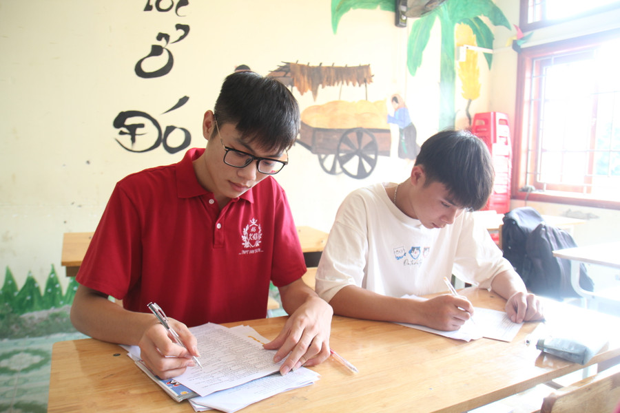 Em Đặng Ngọc Khánh, lớp 12A6, trường THPT Tân Uyên (áo đỏ) trong giờ ôn tập cho kỳ thi tốt nghiệp. Em Đặng Ngọc Khánh, lớp 12A6, trường THPT Tân Uyên (áo đỏ) trong giờ ôn tập cho kỳ thi tốt nghiệp.