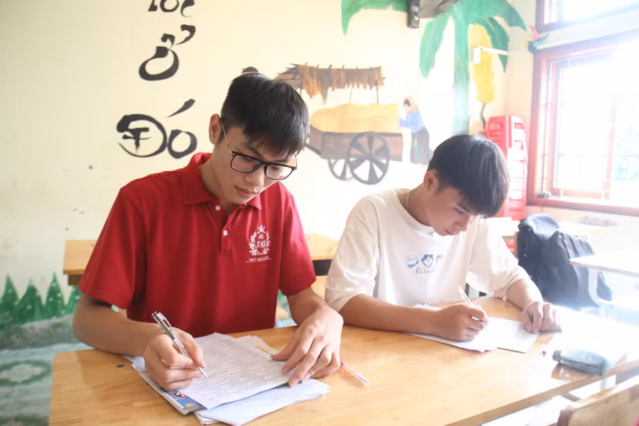 Em Đặng Ngọc Khánh, lớp 12A6, trường THPT Tân Uyên (áo đỏ) trong giờ ôn tập cho kỳ thi tốt nghiệp.